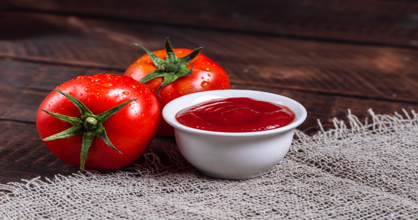 Pomidory obok sosu pomidorowego lub ketchup